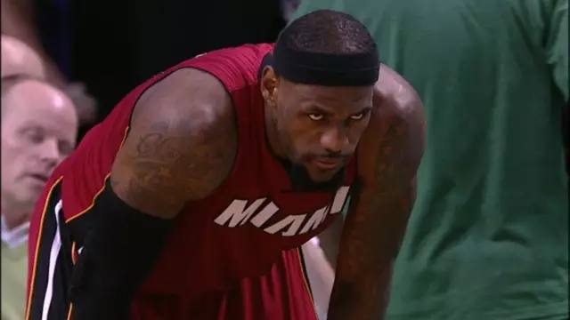 詹姆斯与戴绿帽视频曝光,网友热议 詹姆斯与戴绿帽视频曝光,网友热议