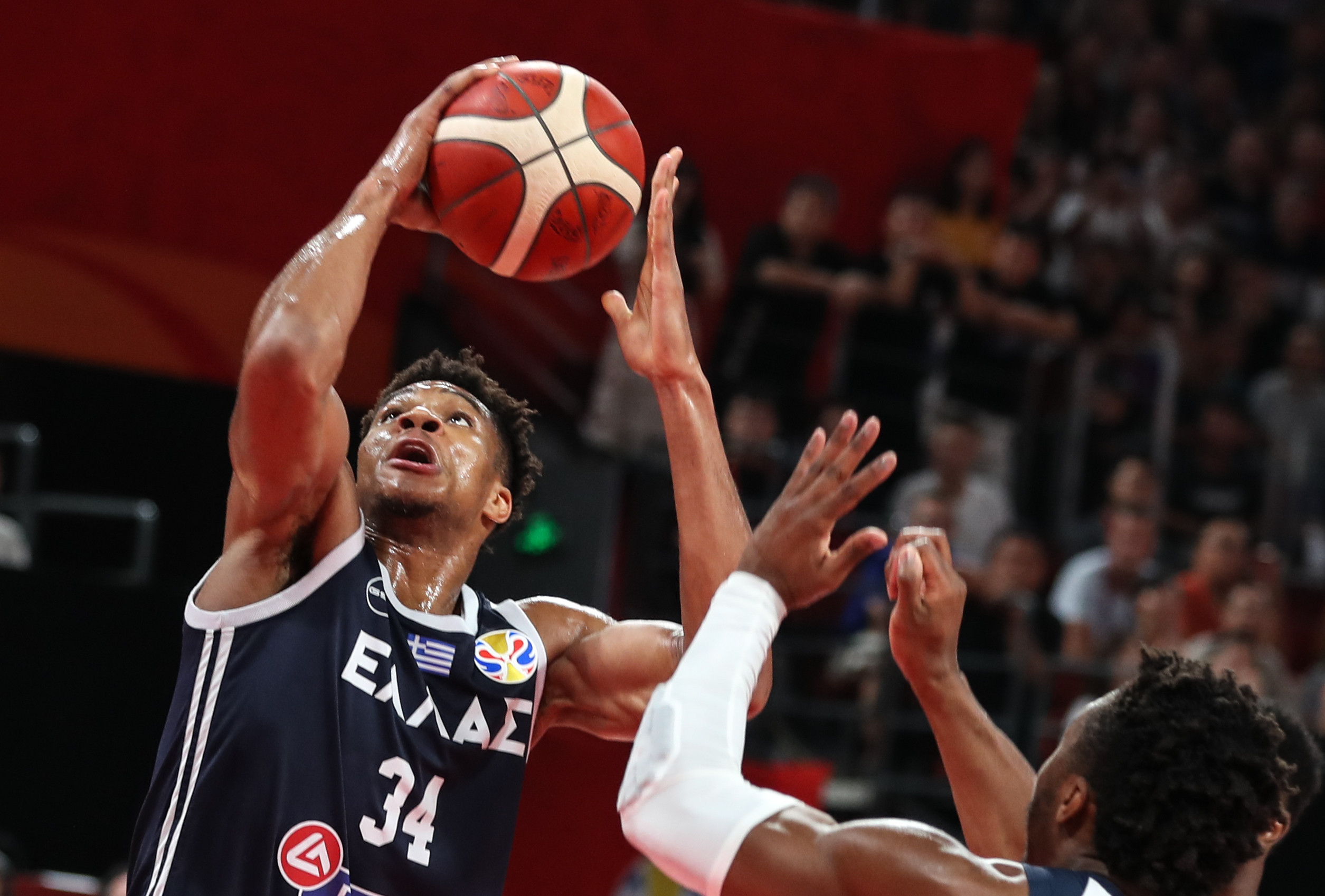 希腊篮球联赛季后赛战火蓬勃，热闹非凡