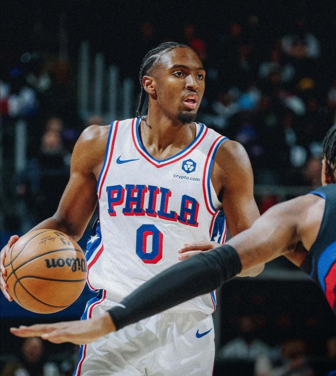 76人客场逆转黄蜂保持稳定